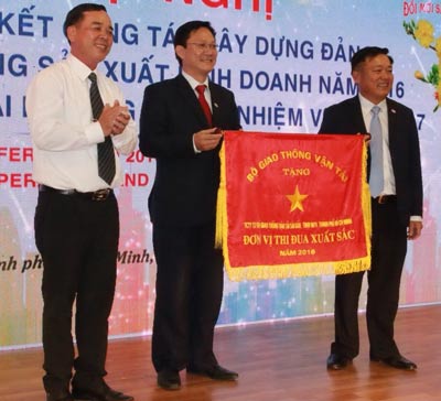 L&atilde;nh đạo SAMCO nhận cờ thi đua xuất sắc của Bộ Giao th&ocirc;ng Vận tải