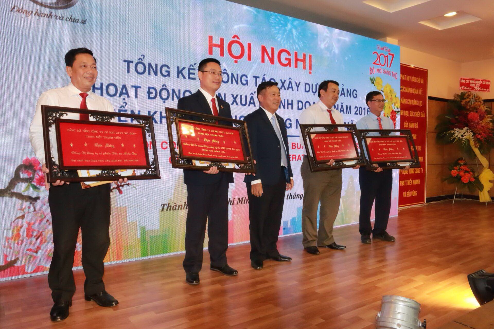 Tuyên dương 42 đảng viên tiêu biểu