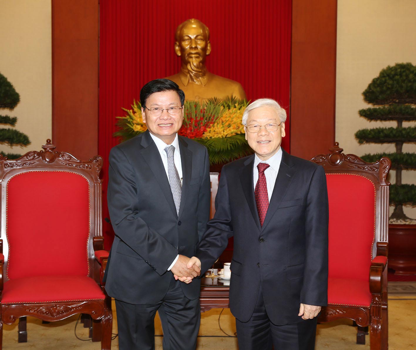 Tổng B&iacute; thư Nguyễn Ph&uacute; Trọng tiếp Thủ tướng L&agrave;o Thongloun Sisoulith Ảnh: TTXVN