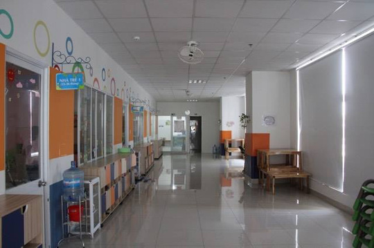 Đình chỉ cơ sở, thôi việc giáo viên dọa vứt trẻ qua cửa sổ