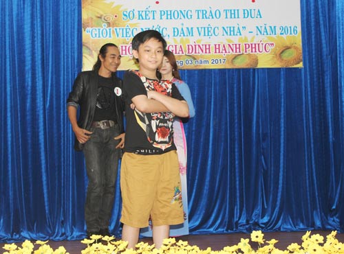 Các gia đình CNVC-LĐ biểu diễn thời trang tại hội thi “Gia đình hạnh phúc”