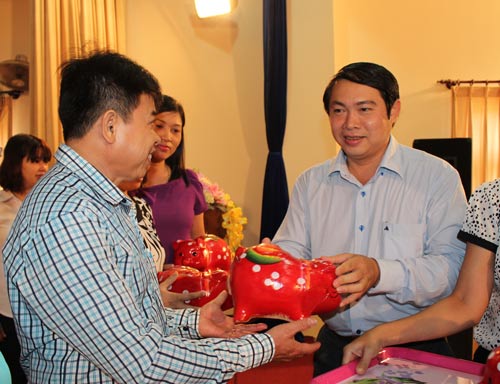 Trao 179 suất học bổng cho con CNVC-LĐ khó khăn