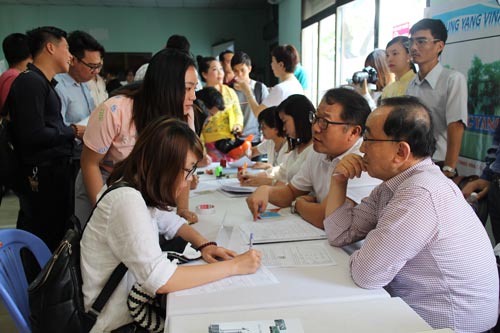 Doanh nghiệp phỏng vấn ứng vi&ecirc;n tại s&agrave;n giao dịch việc l&agrave;m