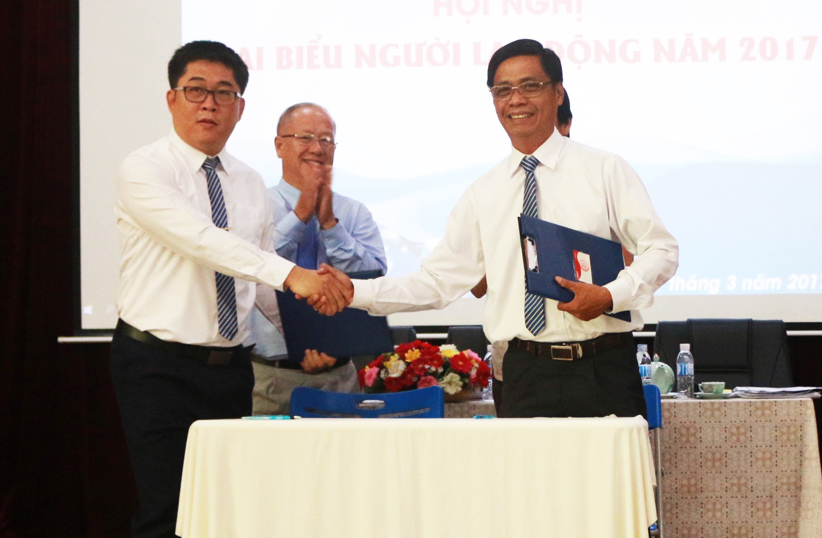 Giám đốc và Chủ tịch Công đoàn Công ty Thoát nước đô thị ký kết thỏa ước lao động tập thể năm 2017 Ảnh: BẠCH ĐẰNG