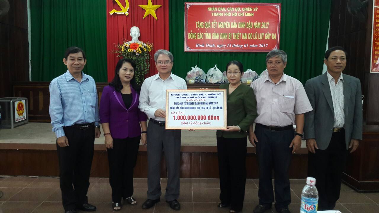 Chăm lo cho nhân dân và người lao động vùng lũ