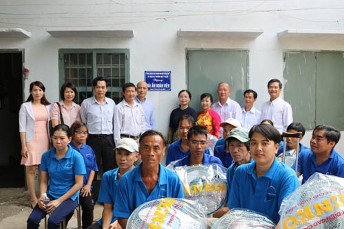 B&agrave;n giao m&aacute;i ấm v&agrave; tặng qu&agrave; cho c&ocirc;ng nh&acirc;n C&ocirc;ng ty TNHH MTV 27/7