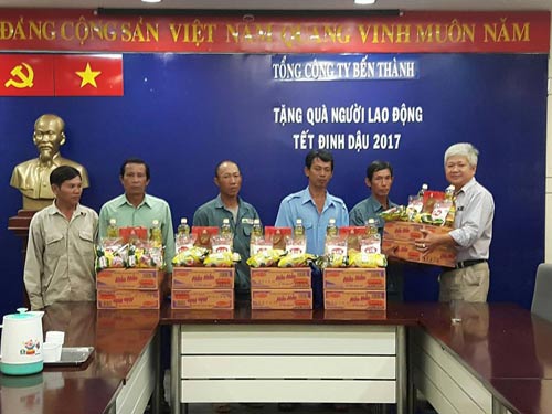 C&ocirc;ng đo&agrave;n Tổng C&ocirc;ng ty Bến Th&agrave;nh tặng qu&agrave; Tết cho CNVC-LĐ kh&oacute; khăn