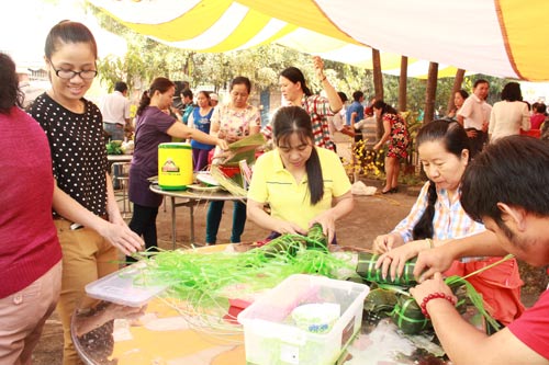 Hội thi gói bánh tét do LĐLĐ quận 9, TP HCM tổ chức Ảnh: BẠCH ĐẰNG