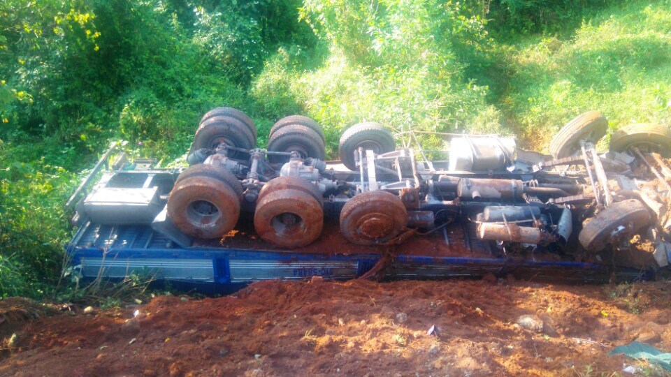 Một xe tải chỏng vó trong vụ tai nạn