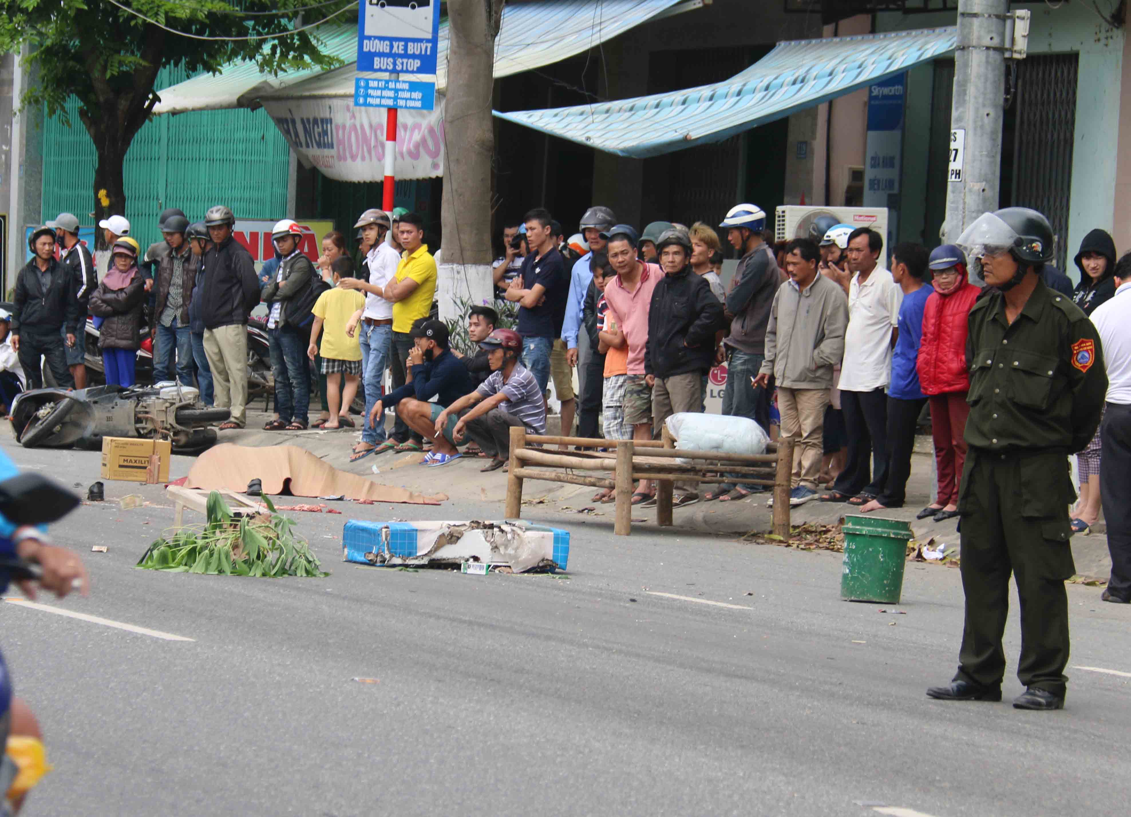 Cha tử vong, con nguy kịch dưới bánh xe buýt