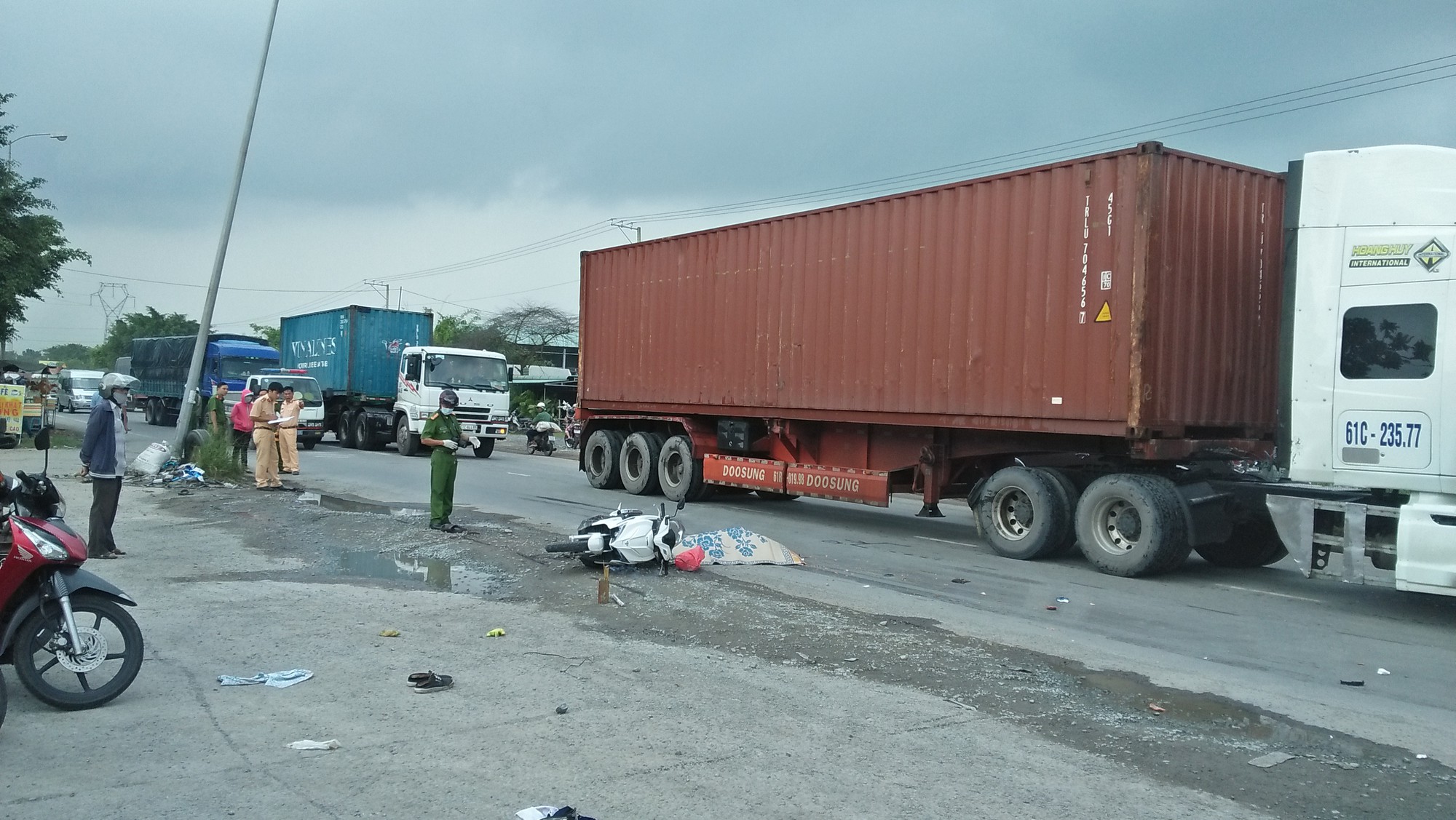Bị container tông, 2 cha con thương vong sau khi về quê lên