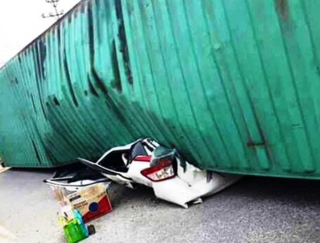 Chiếc xe ô tô con bẹp nát, theo thông tin ban đầu ít nhất đã có 2 người chết