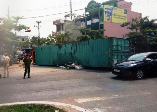 Hiện trường vụ tai nạn giao thông đặc biệt nghiêm trọng tại Nam Định