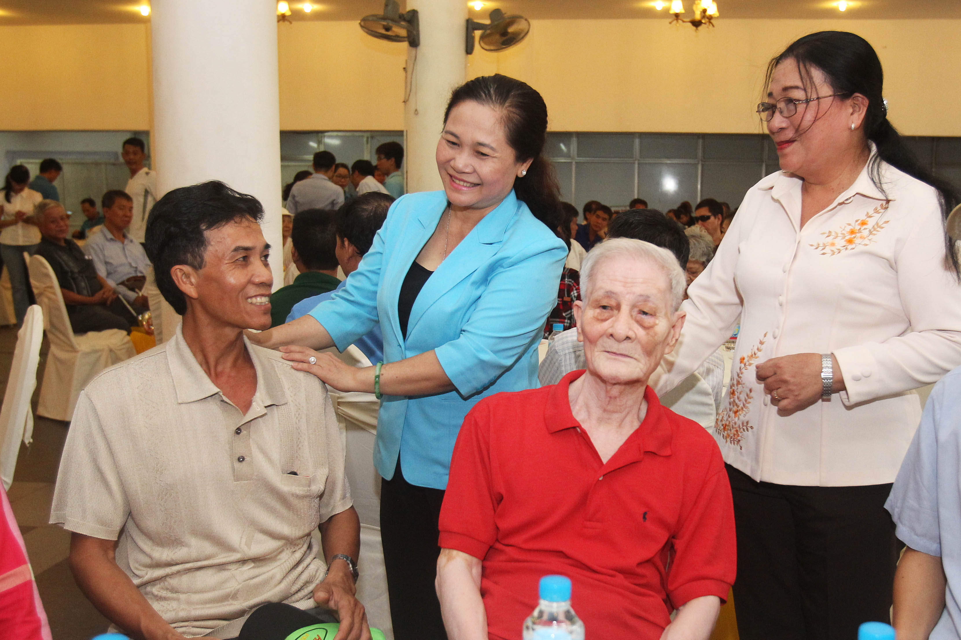 Thăm hỏi, động vi&ecirc;n c&ocirc;ng nh&acirc;n bị tai nạn lao động - Ảnh 2.
