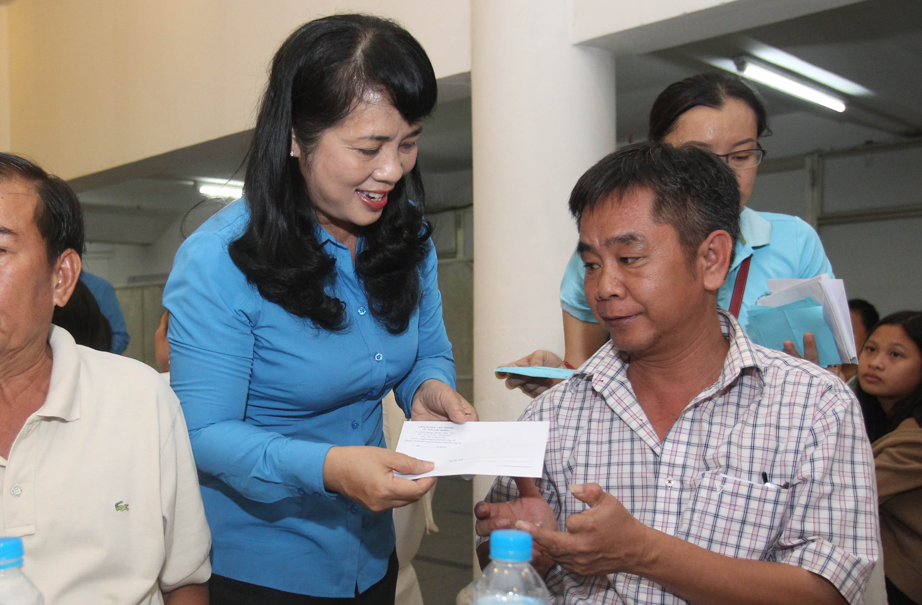 Thăm hỏi, động vi&ecirc;n c&ocirc;ng nh&acirc;n bị tai nạn lao động - Ảnh 3.