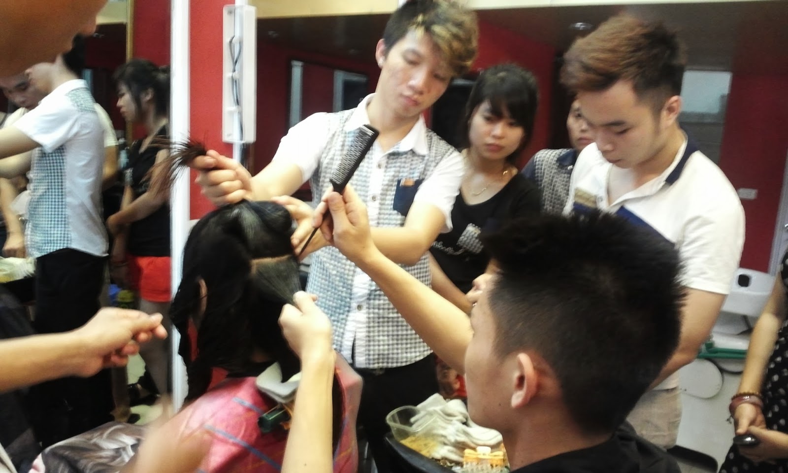 Dạy làm tóc, giúp việc nhà miễn phí