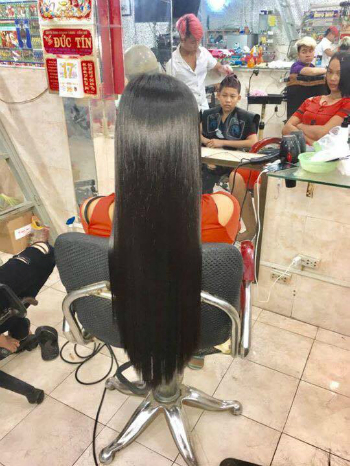C&aacute;c tiệm l&agrave;m t&oacute;c cho biết sẽ l&agrave;m đến tối 30 Tết để phục vụ hết lượng kh&aacute;ch, nhất l&agrave; kh&aacute;ch quen. Ảnh: Thanh Luận. 