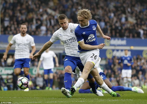 Tom Davies mở tỉ số cho Everton ở gi&acirc;y thứ 30