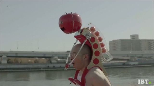
Robot đ&uacute;t c&agrave; chua Tomatan. Ảnh cắt từ YouTube.
