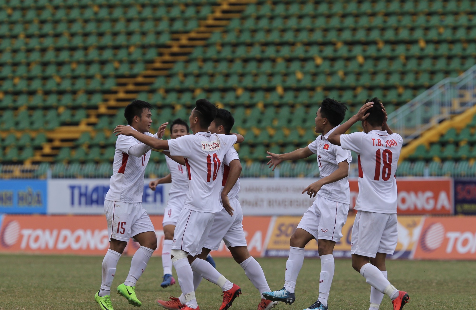 Hòa tiếc nuối Thái Lan, U19 giúp U21 Việt Nam vào chung kết
