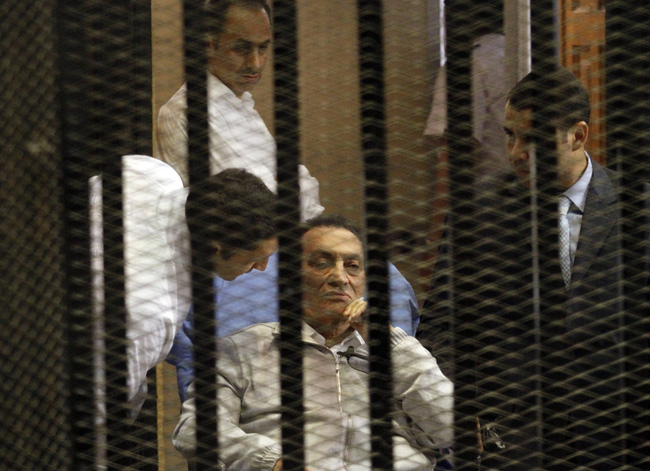 Cựu Tổng thống Ai Cập Hosni Mubarak ra tù