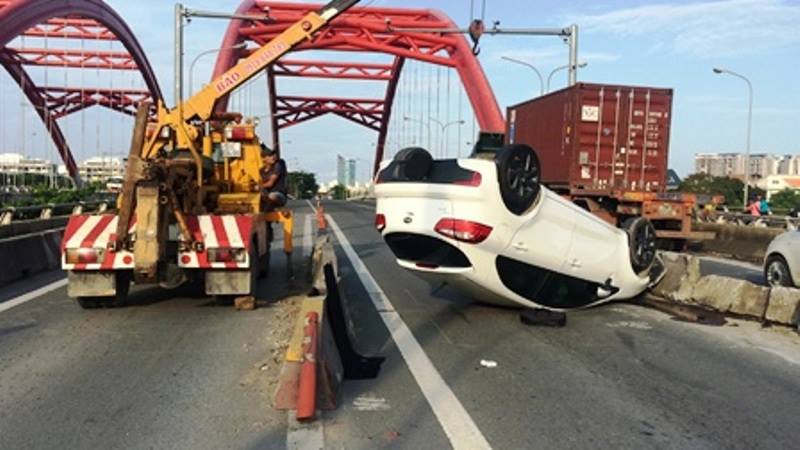 Hai người k&ecirc;u cứu trong chiếc xế hộp lật ở cầu &Ocirc;ng Lớn - Ảnh 2.