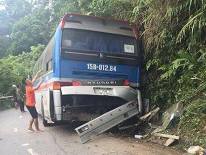 Xe khách tông vách núi Tam Đảo, 5 người thương vong