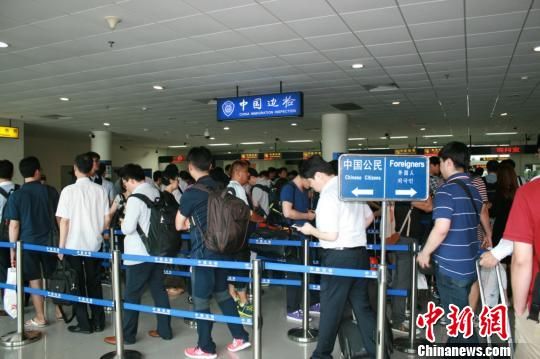 Trung Quốc lấy dấu vân tay của người nước ngoài từ 14-70 tuổi khi nhập cảnh tại Thâm Quyến từ ngày 10-2 Ảnh: CHINA NEWS