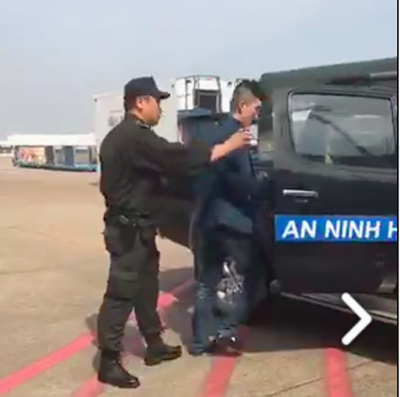 Nghi phạm Dai Dapeng ăn cắp trên máy bay được lực lượng an ninh hàng không tiếp nhận, xử lý tại sân bay Tân Sơn Nhất - Ảnh cắt từ clip