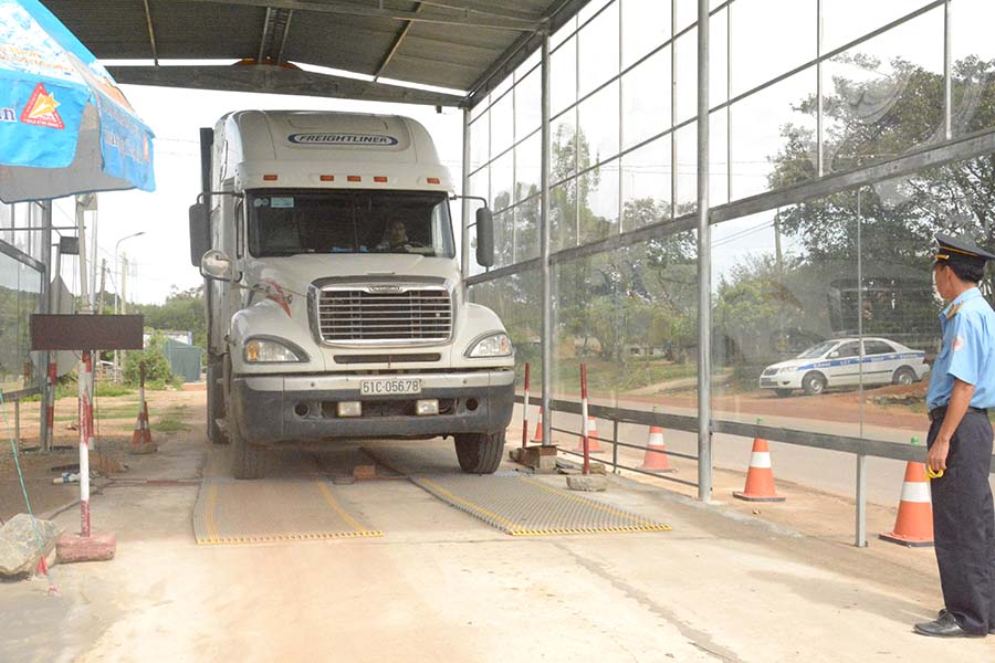 Nhắn tin đòi "tông chết" TTGT, lái xe bị phạt 15 triệu đồng