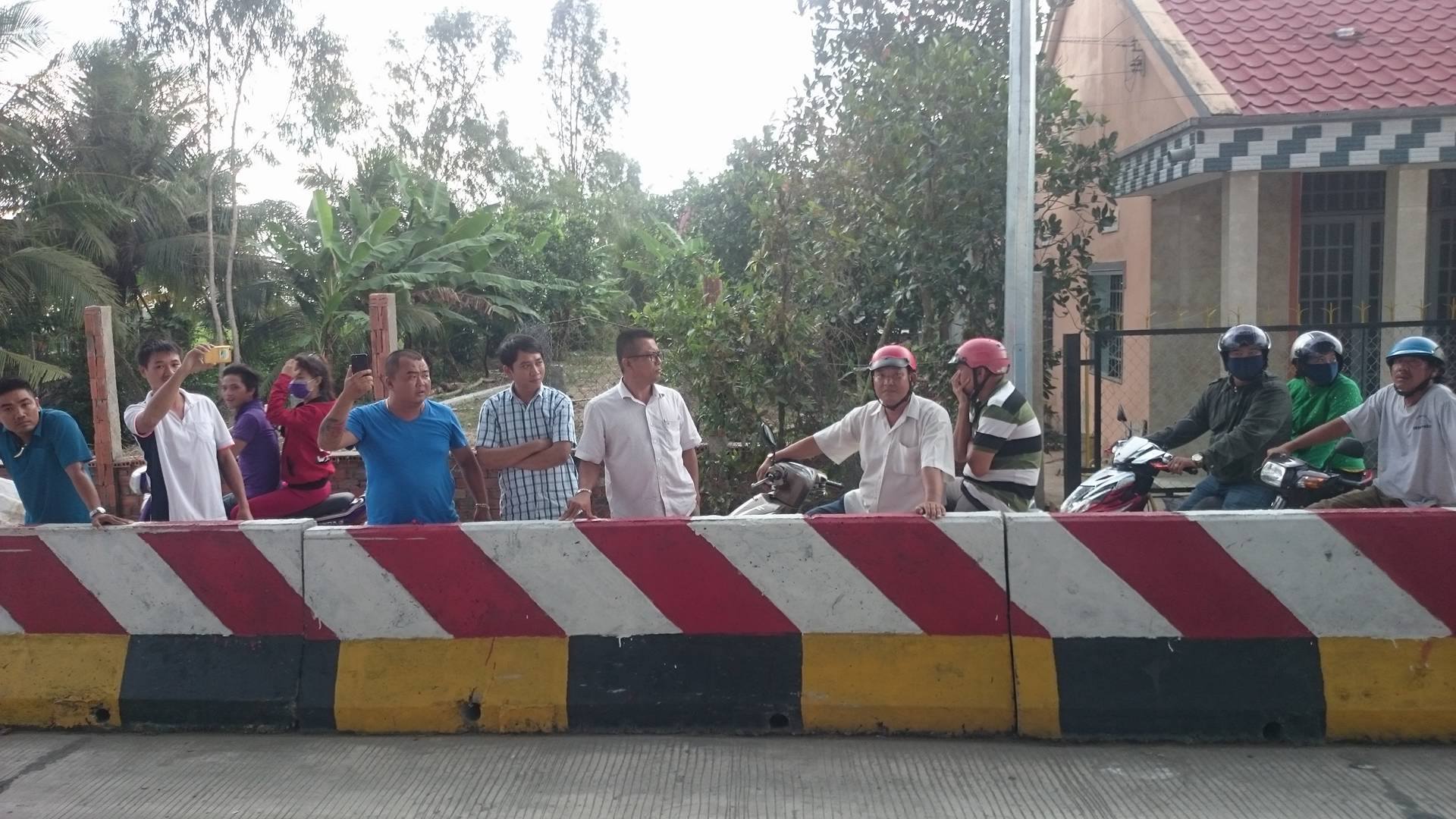 Kẹt xe d&agrave;i 1 km, trạm thu ph&iacute; Cai Lậy xả trạm - Ảnh 3.