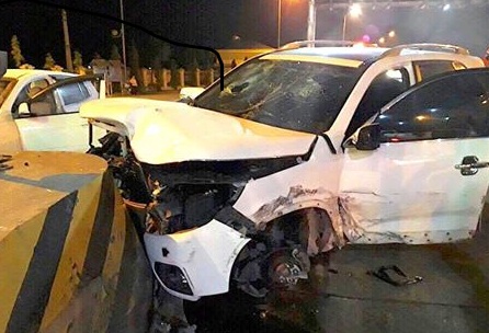 Xế hộp lao vào trạm thu phí, 5 người nguy kịch
