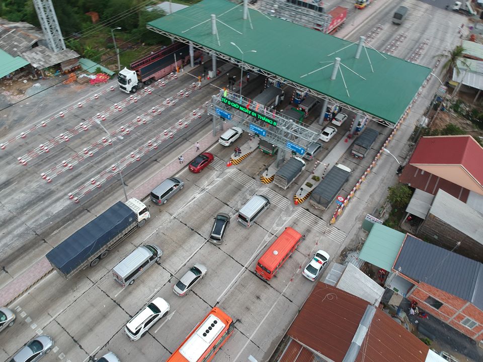 Kẹt xe d&agrave;i 1 km, trạm thu ph&iacute; Cai Lậy xả trạm - Ảnh 4.
