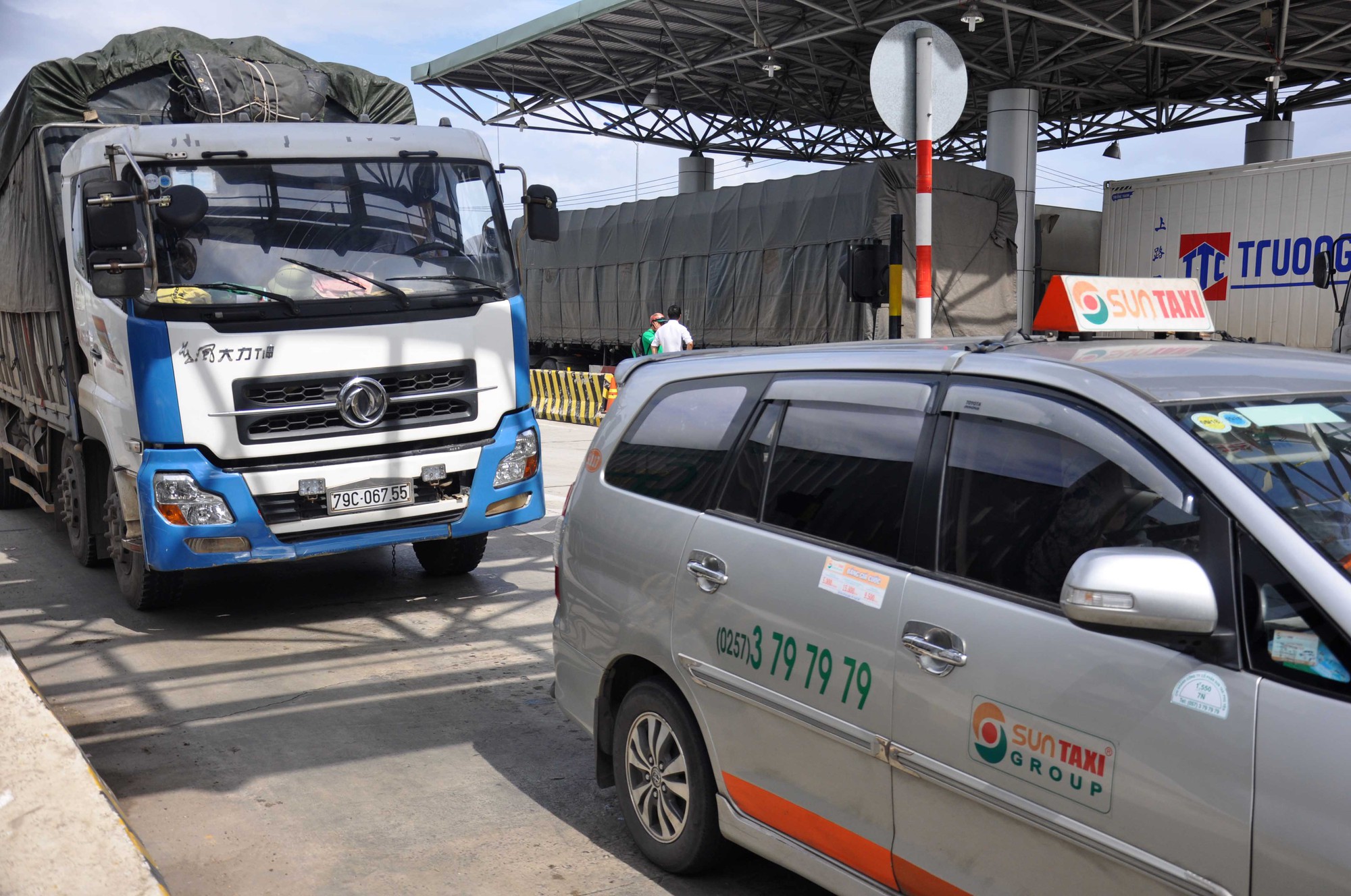 Xe đưa tiền lẻ lại đại n&aacute;o BOT Ninh An - Ảnh 2.