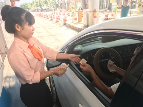 Kẹt xe d&agrave;i 1 km, trạm thu ph&iacute; Cai Lậy xả trạm - Ảnh 1.