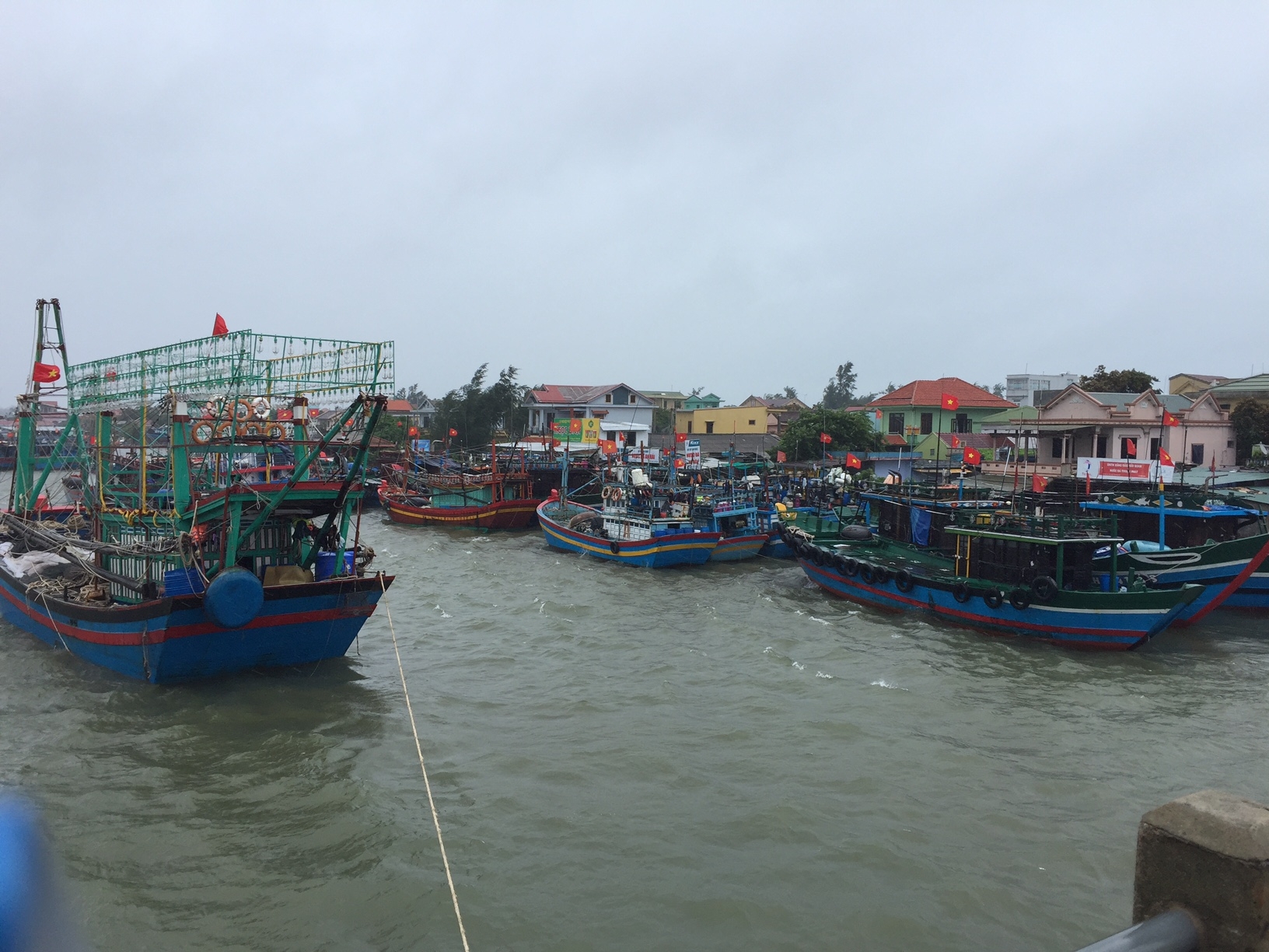 Miền Trung: Khẩn trương ph&ograve;ng chống b&atilde;o số 4 - Ảnh 2.