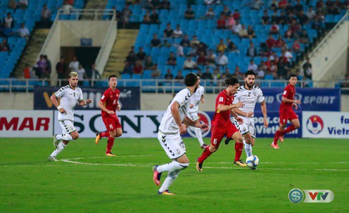 Tuấn Mạnh lăn xả, Việt Nam gi&agrave;nh v&eacute; dự VCK Asian Cup 2019 - Ảnh 1.