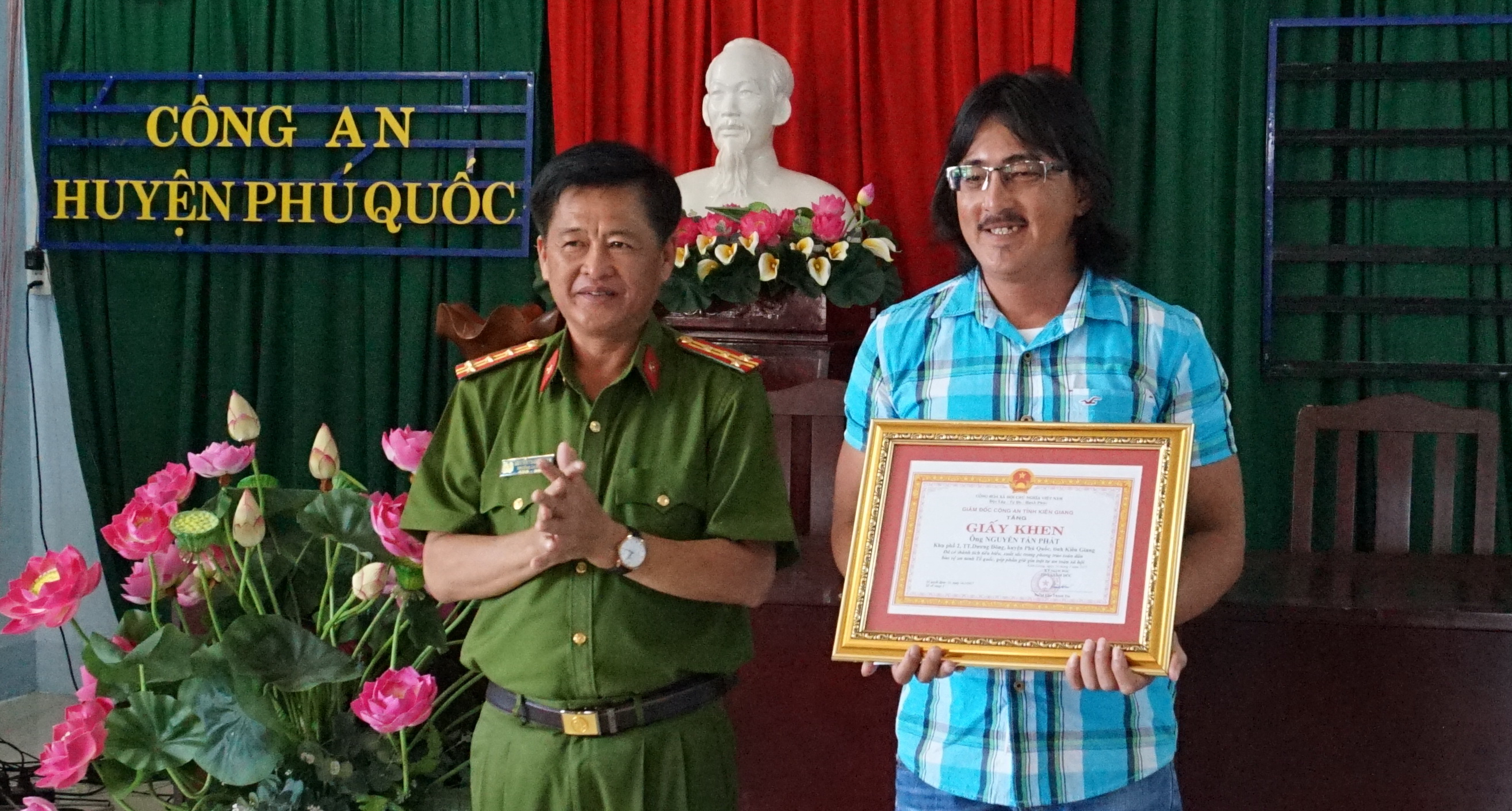 Khen thưởng người bắt tên trộm 600 triệu đồng ở Phú Quốc