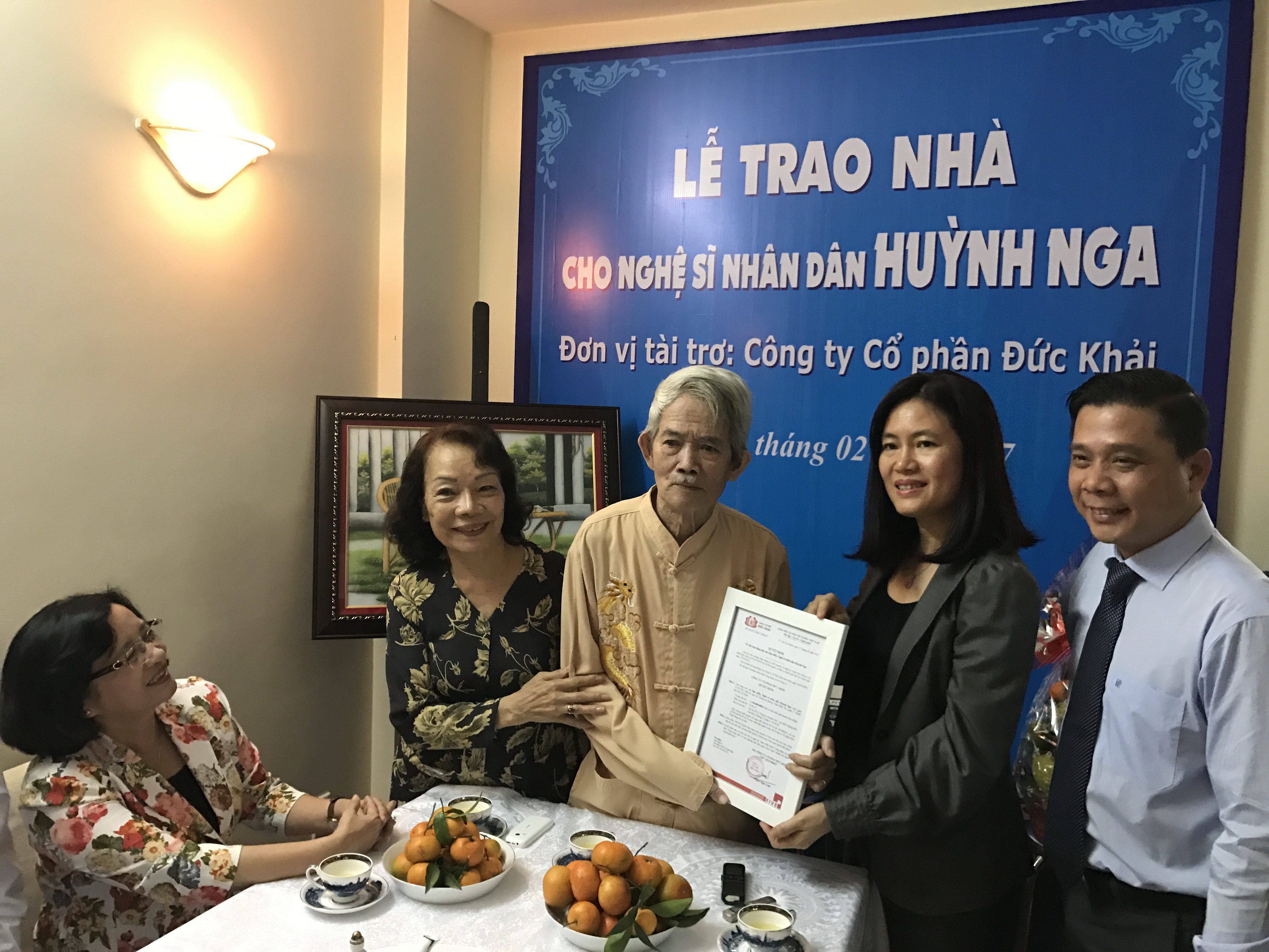 Vợ chồng NSND Huỳnh Nga nhận quyết định tặng nhà từ đơn vị tài trợ