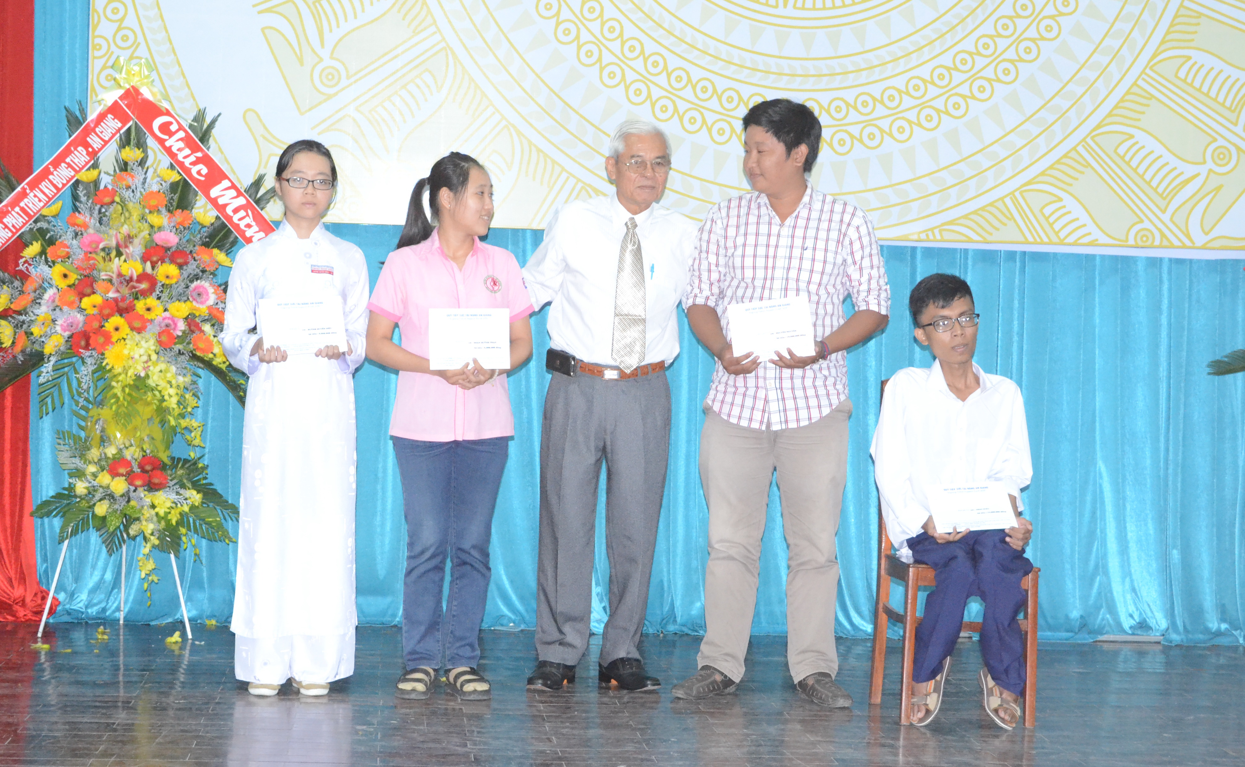 
Đại diện cho hơn 100 học sinh, sinh vi&ecirc;n nhận sự hỗ trợ học ph&iacute;, giải thưởng t&agrave;i năng.
