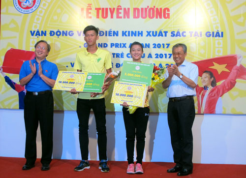 Điền kinh TP HCM trao thưởng cho VĐV xuất sắc