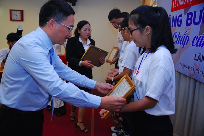 Á hậu Thùy Dung: Sinh viên khó khăn đến được giảng đường là kỳ tích - Ảnh 1.