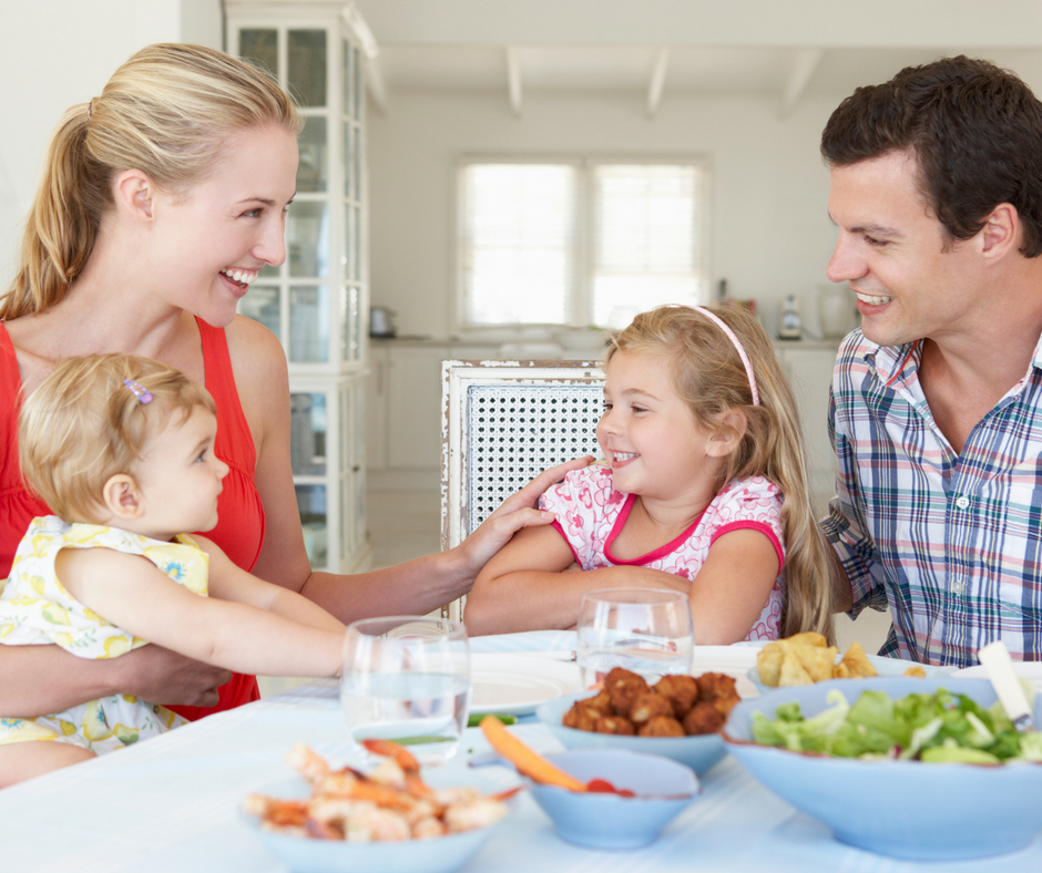 B&iacute; quyết l&agrave;m cho trẻ hết &ldquo;kinh h&atilde;i&rdquo; khi bị &eacute;p ăn - Ảnh 4.
