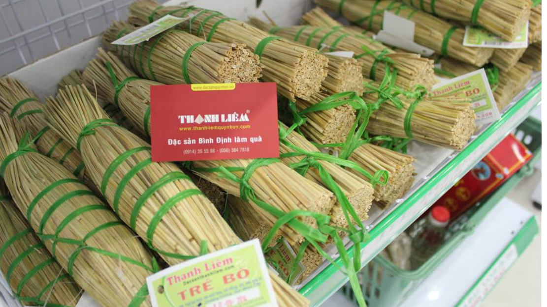 Tr&eacute; được b&agrave;y b&aacute;n tại một cửa h&agrave;ng đặc sản B&igrave;nh Định ở TP Quy Nhơn(ảnh Đức Anh)