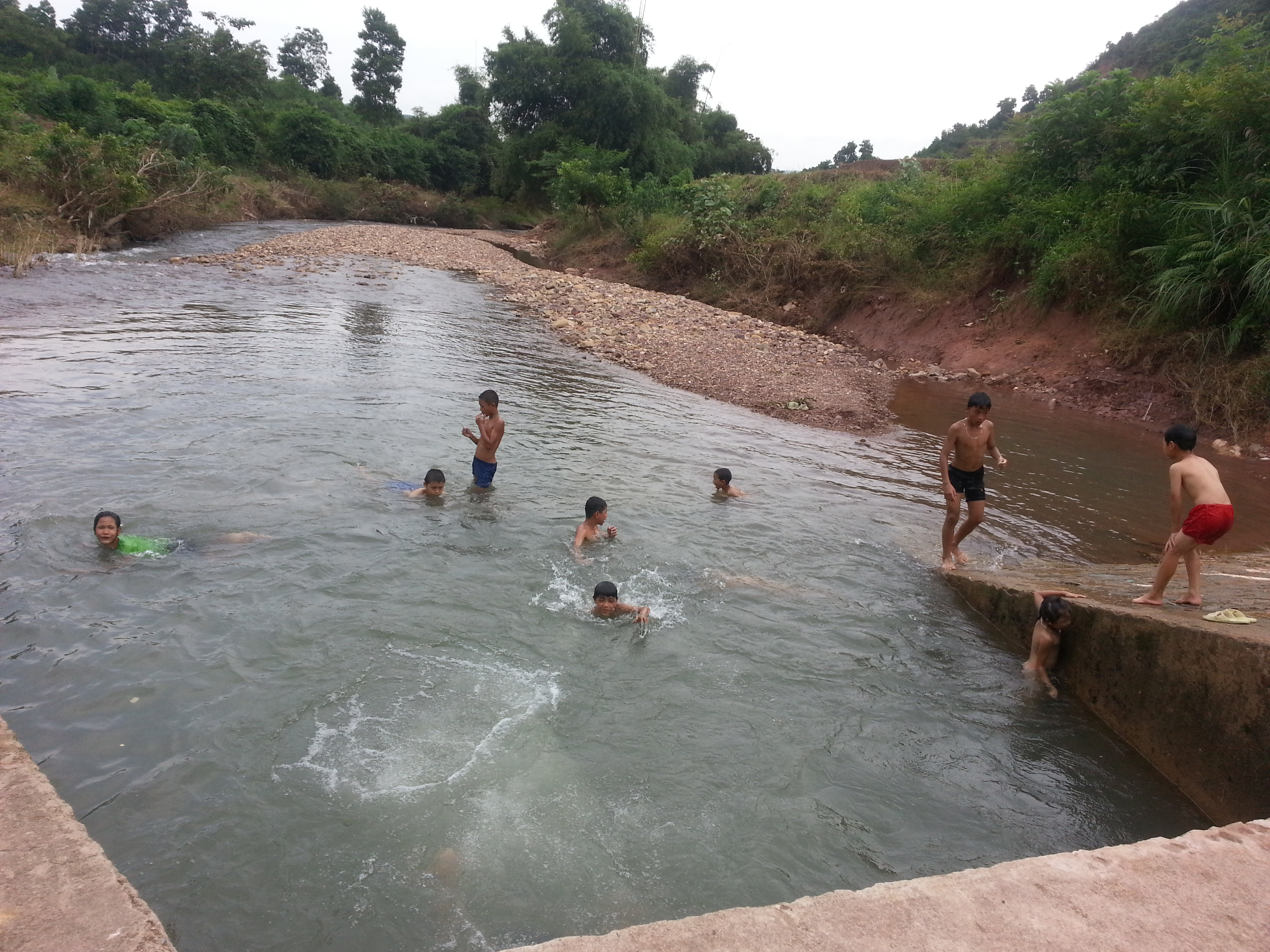 Cha mẹ lo làm rẫy, hai con bị đuối nước