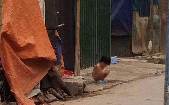
Ch&aacute;u Tr.K.H. bị mẹ bắt cởi quần &aacute;o giữa trời mưa r&eacute;t ngo&agrave;i đường - Ảnh cắt từ clip
