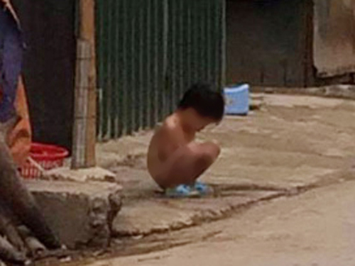 Mẹ bạo hành, bắt con gái cởi truồng đứng giữa trời mưa rét