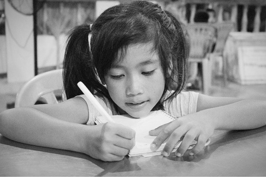 Lớp học của những đứa trẻ “đánh rơi” con chữ - Ảnh 2.