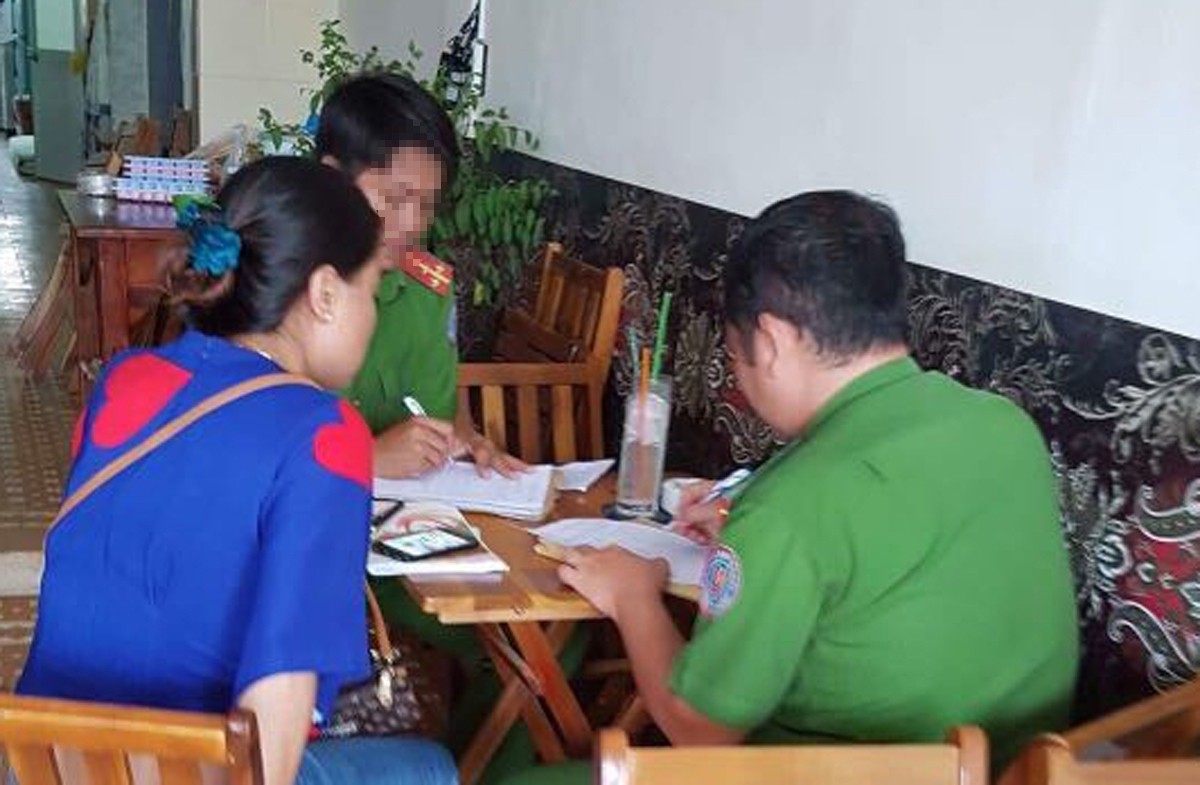 Hết bị tạt nhớt, quán cà phê lại bị ném trứng thối
