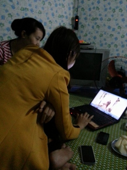 Sau một ngày làm việc các công nhân nữ chỉ biết thu mình trong phòng trọ